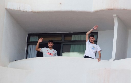 Des étudiants en quarantaine sur un balcon dans un hôtel aux Baléares (Photo, AFP)