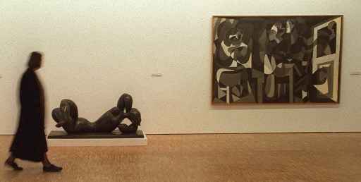 Une visiteuse contemple un tableau de Picasso, «L'Atelier de Modiste», exposé dans l'une des galeries du Musée d'Art Moderne du Centre Georges Pompidou, lors de l'ouverture gratuite au public le 01 janvier 2000 à Paris (Photo, AFP)