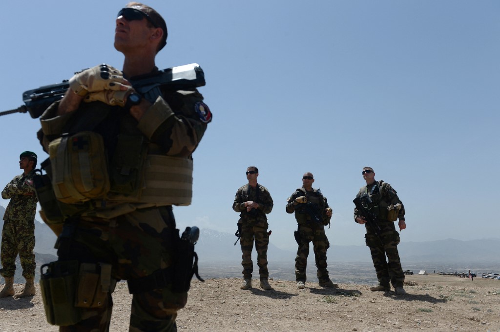 Des soldats français de la Force internationale d'assistance à la sécurité (FIAS) dirigée par l'OTAN observent des hélicoptères de l'armée nationale afghane (ANA) (invisible) lors d'un exercice militaire, à la périphérie de Kaboul le 30 avril 2014. (Photo, AFP)