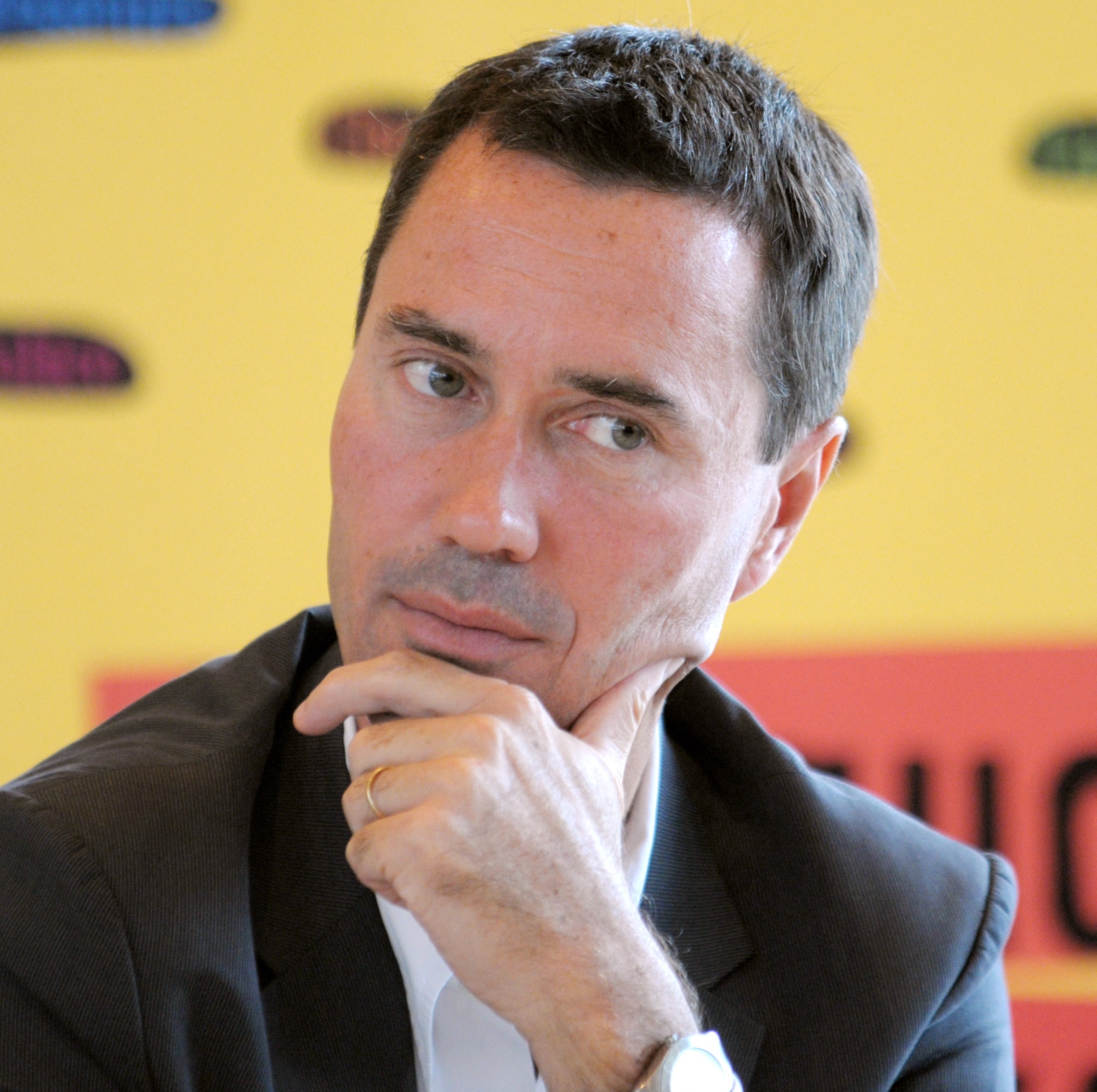 Le directeur de Bayard Presse Jeunesse Pascal Ruffenach assiste, le 16 septembre 2009 au ministère de l'Economie à Paris, à la présentation de la publication « Pourquoi on paye des impôts », destinée aux lecteurs des magazines Okapi, Géo Ado et Phosphore (Photo, AFP)