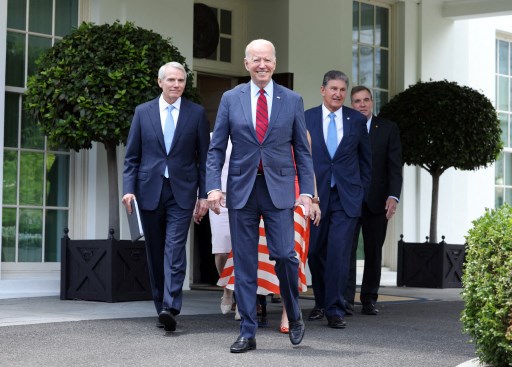 Biden décroche un accord sur les infrastructures, mais d’âpres négociations sont encore à venir