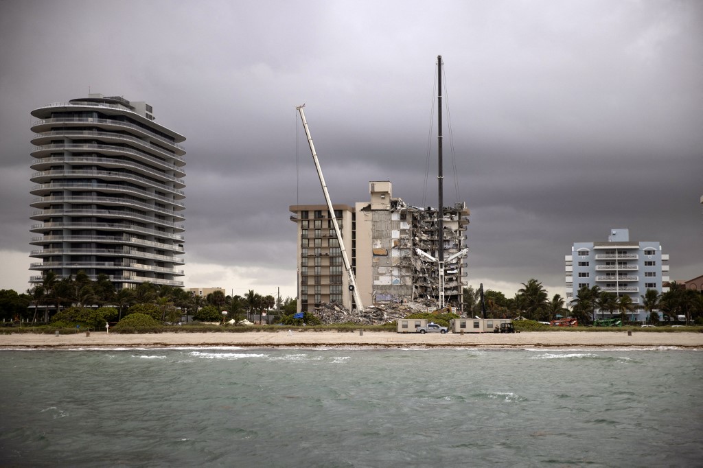 Au moins 11 morts dans l'effondrement de l'immeuble en Floride, les questions s'accumulent