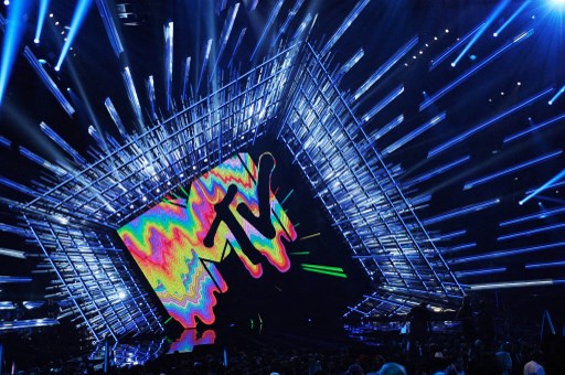 Le logo MTV est vu sur scène lors des MTV Video Music Awards 2015 au Microsoft Theatre, le 30 août 2015 à Los Angeles, Californie (Photo, AFP)