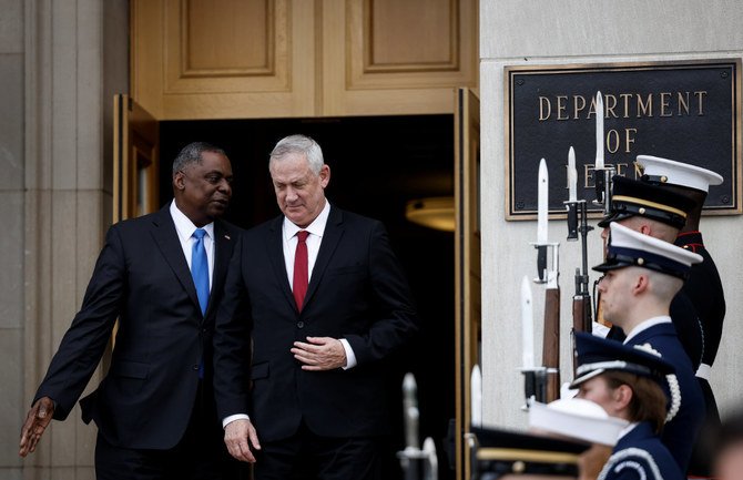 Le secrétaire américain à la Défense Lloyd Austin salue le ministre israélien de la Défense Benny Gantz, lors de la haie d’honneur pour Gantz au Pentagone, à Arlington, Virginie, le 3 juin 2021. (Reuters/Carlos Barria)