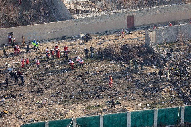 Des équipes de secours rassemblées à l'endroit où un avion ukrainien transportant 176 passagers s'est écrasé près de l'aéroport Imam Khomeini, dans la capitale iranienne, tôt dans la matinée du 8 janvier 2020. (Fichier/AFP)