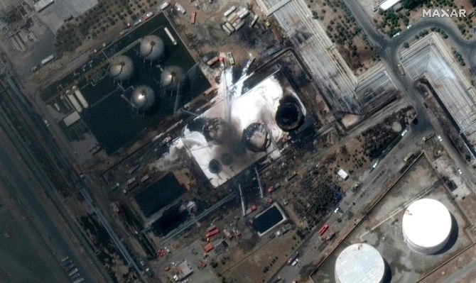 On voit sur cette image satellite, fournie par Maxar Technologies, des sapeurs-pompiers en train d'éteindre un incendie dans une raffinerie de pétrole à Téhéran, le 3 juin 2021. (Fichier/AFP)