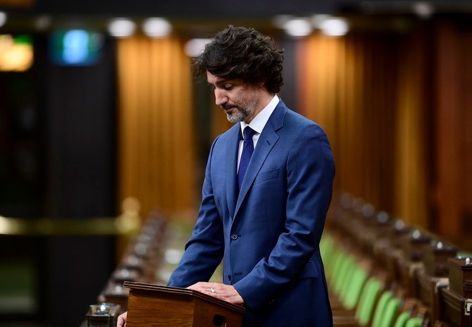 Le premier ministre Justin Trudeau participe à une minute de silence à la Chambre des communes sur la Colline du Parlement à Ottawa le mardi 8 juin 2021 en réponse aux récents événements à London, en Ontario (AFP)