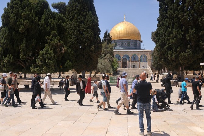 Les colons juifs visitent l'enceinte de la mosquée Al-Aqsa qui est également vénérée par les Juifs comme le Mont du Temple (Dossier/AFP)