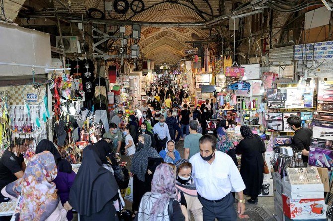 Des Iraniens font leurs courses au Grand Bazar de la capitale iranienne Téhéran, le 9 juin 2021 (Photo, AFP)