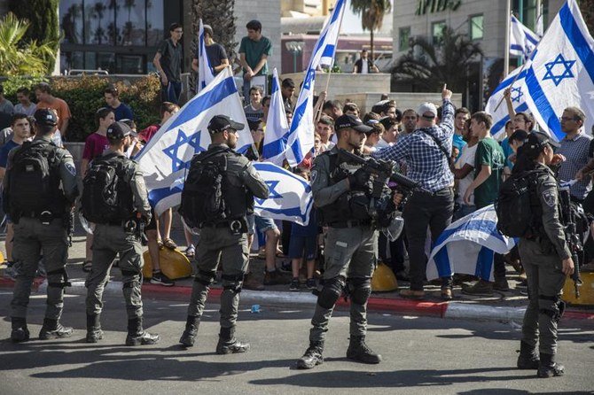 Des manifestants juifs de droite exigent la libération de trois Juifs arrêtés pour la mort de Mousa Hasoona, devant le tribunal de district de Lod, en Israël, le 12 mai 2021 (Photo AP)