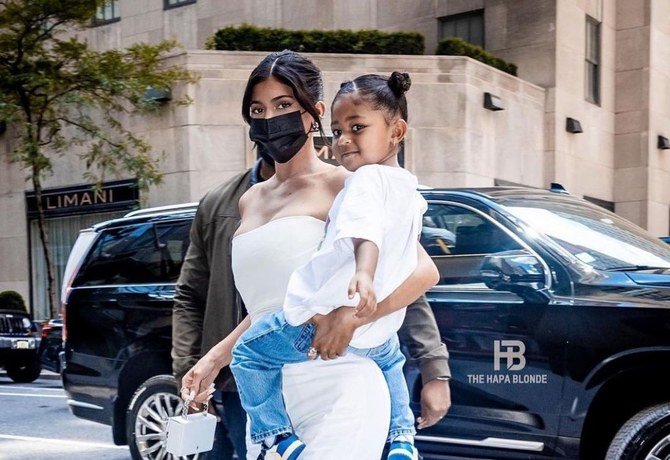 Kylie Jenner porte les créations d’Amina Muaddi
