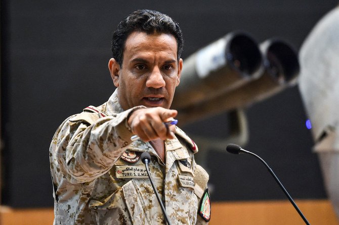 Le porte-parole de la coalition arabe, le colonel Turki al-Malki, donne une conférence de presse au club des officiers des forces armées à Riyad, capitale de l'Arabie saoudite (Dossier/AFP)
