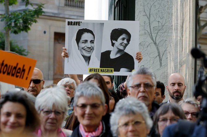 Des personnes se rassemblent devant l’ambassade d’Iran en France, le 13 juin 2019, pour demander la libération de l’avocate iranienne des droits de l’homme emprisonnée, Nasrin Sotoudeh (Photo, AFP)