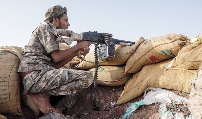 Un combattant yéménite soutenu par la coalition arabe se sert de son arme lors d’affrontements meurtriers avec la milice houthie sur la ligne de front de Kassara, près de Marib (Fichier/AP)