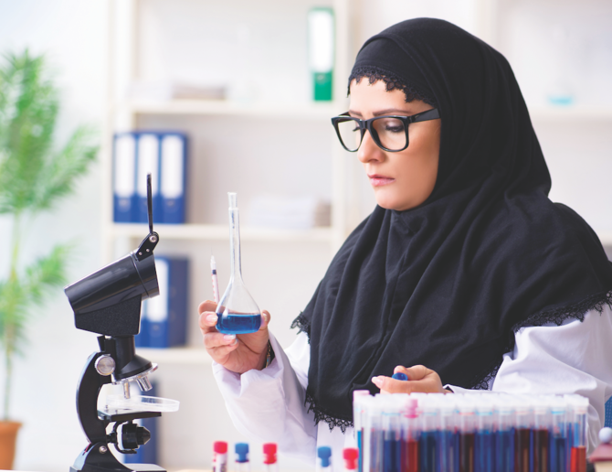 Avec un nombre croissant de femmes saoudiennes qui optent pour des carrières dans les Stem et contribuent à un environnement de travail plus équilibré entre les sexes, le secteur industriel du Royaume ouvre la voie à l'inclusion. (Shutterstock).