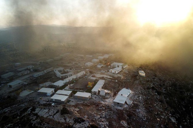 Une vue aérienne de Givat Eviatar, un nouvel avant-poste israélien, alors que la fumée des incendies dans le village palestinien de Beita, s’élève dans le ciel, en Cisjordanie occupée par Israël (Fichier/REUTERS)