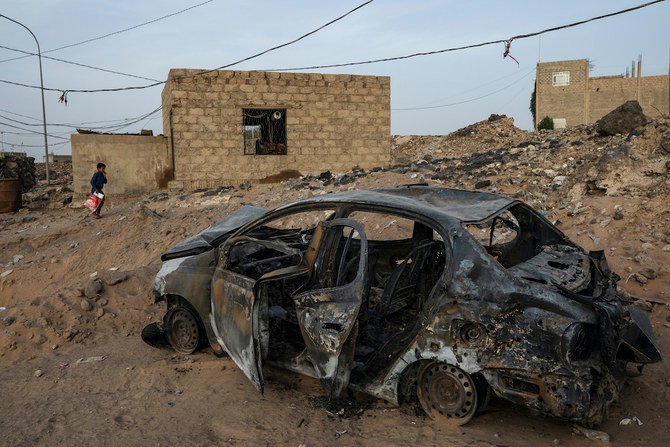 Un missile balistique et un drone chargé d’explosifs tirés par les miliciens houthis du Yémen ont touché une station-service dans le quartier de Rawda, situé dans la ville centrale de Marib, au Yémen (Fichier/AP)