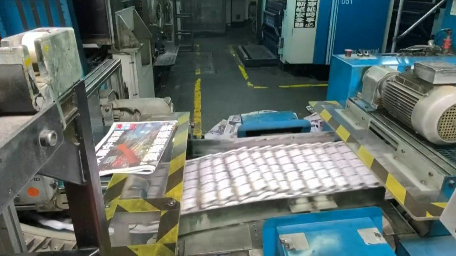 Le journal critique de Pékin Apple Daily imprime son dernier numéro (Photo, AFP)