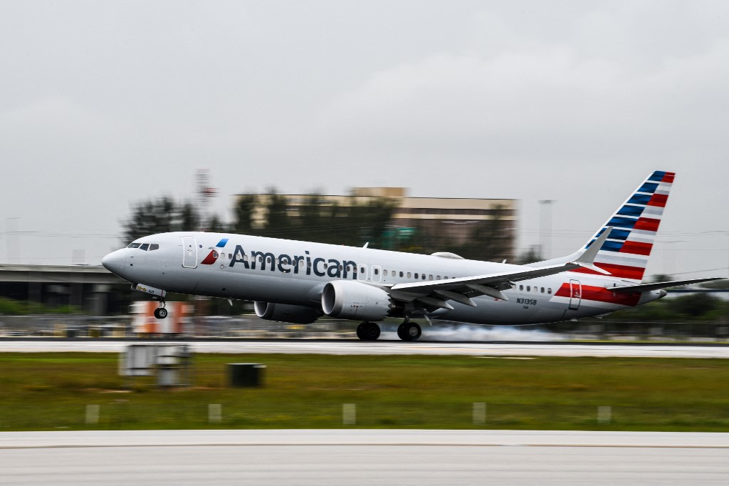 Un avion d'American Airlines atterrit à l'aéroport international de à Miami. Les compagnies aériennes américaines s'efforcent de revenir en force pour répondre à la demande croissante de voyages (AFP)