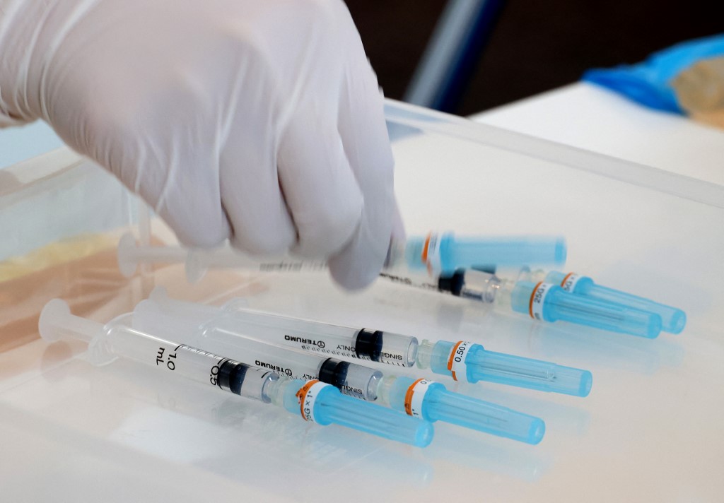 Virus: assouplissements en France et au Japon, 500 000 morts au Brésil