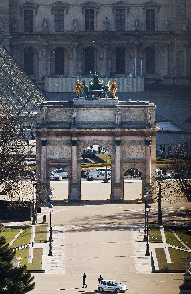 Vue partielle de la Pyramide du musée du Louvre et de l'Arc de Triomphe du Carrousel le 3 février 2017 à Paris, après qu'un soldat patrouillant au musée ait été grièvement blessé (AFP)