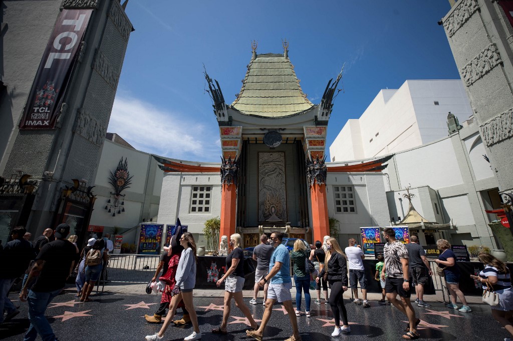 Une vue du théâtre chinois TCL où Netflix célèbre "l'armée des morts" avec un low rider conçu sur mesure le 28 mai 2021 à Hollywood (AFP)