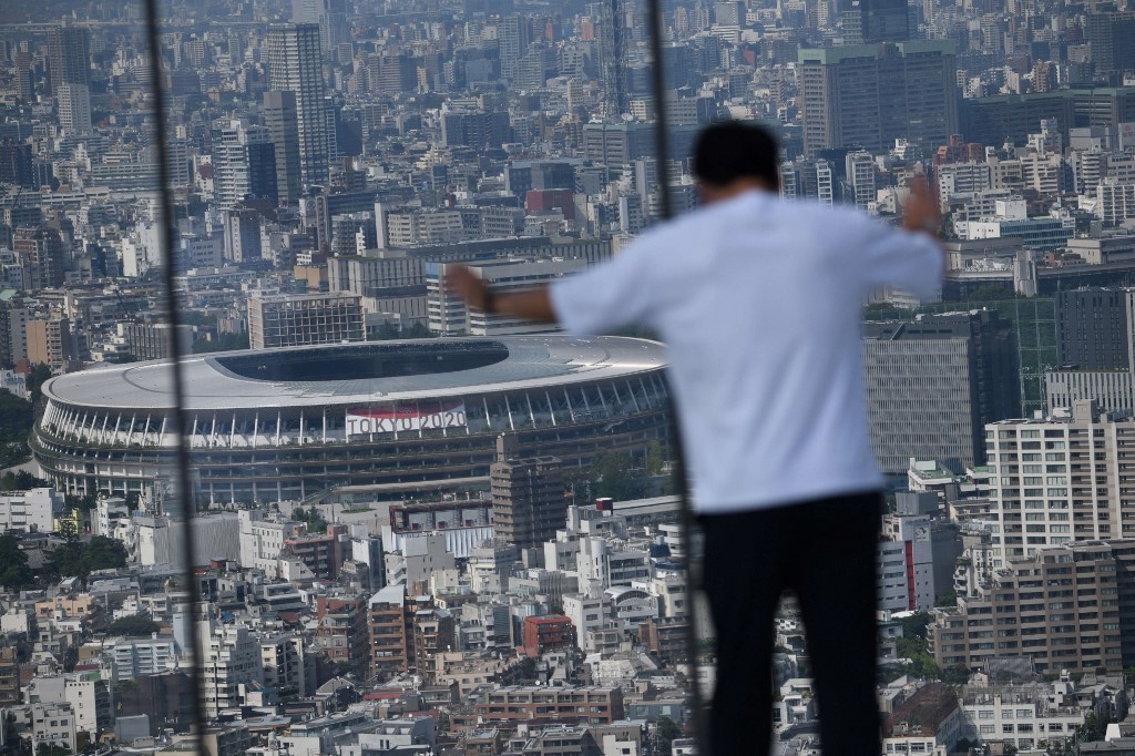 Une vue générale montre le stade national (L), le principal site des Jeux olympiques et paralympiques de 2020 à Tokyo (AFP)