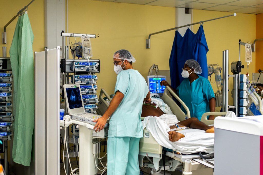 Au Centre Hospitalier Universitaire (CHU) de Pointe-à-Pitre, des infirmières dans l'unité de soins intensifs alors qu'elles s'occupent de patients atteints du nouveau coronavirus, Covid-19.(AFP)