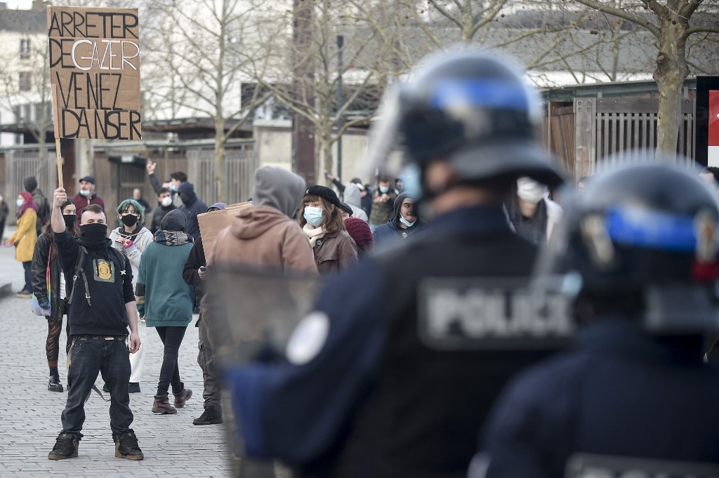 Des policiers affrontent des manifestants lors d'une manifestation pour soutenir les organisateurs d'une rave à Rennes (AFP)