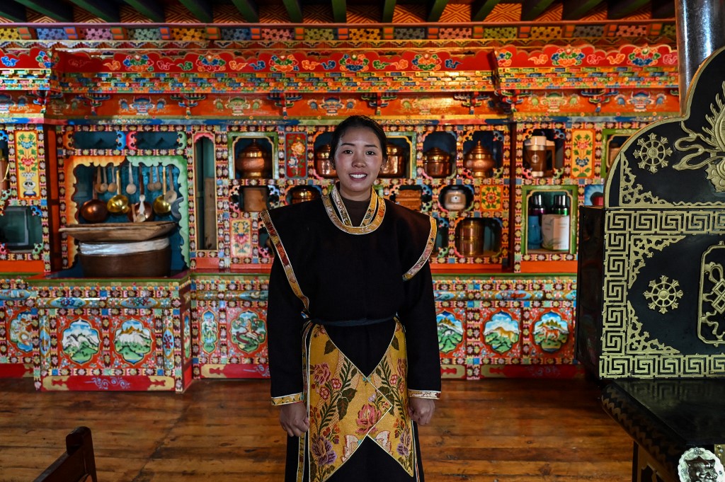 La villageoise Baima posant à son hôtel dans le village de Tashigang dans la ville de Nyingtri dans la région autonome du Tibet en Chine