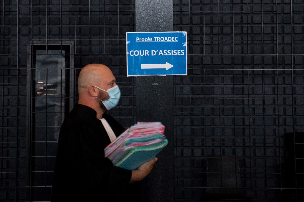 Un greffier passe devant la salle d'audience, lieu du procès de l'affaire dite "Troadec" au palais de justice de Nantes, dans l'ouest de la France, le 22 juin 2021 (AFP)