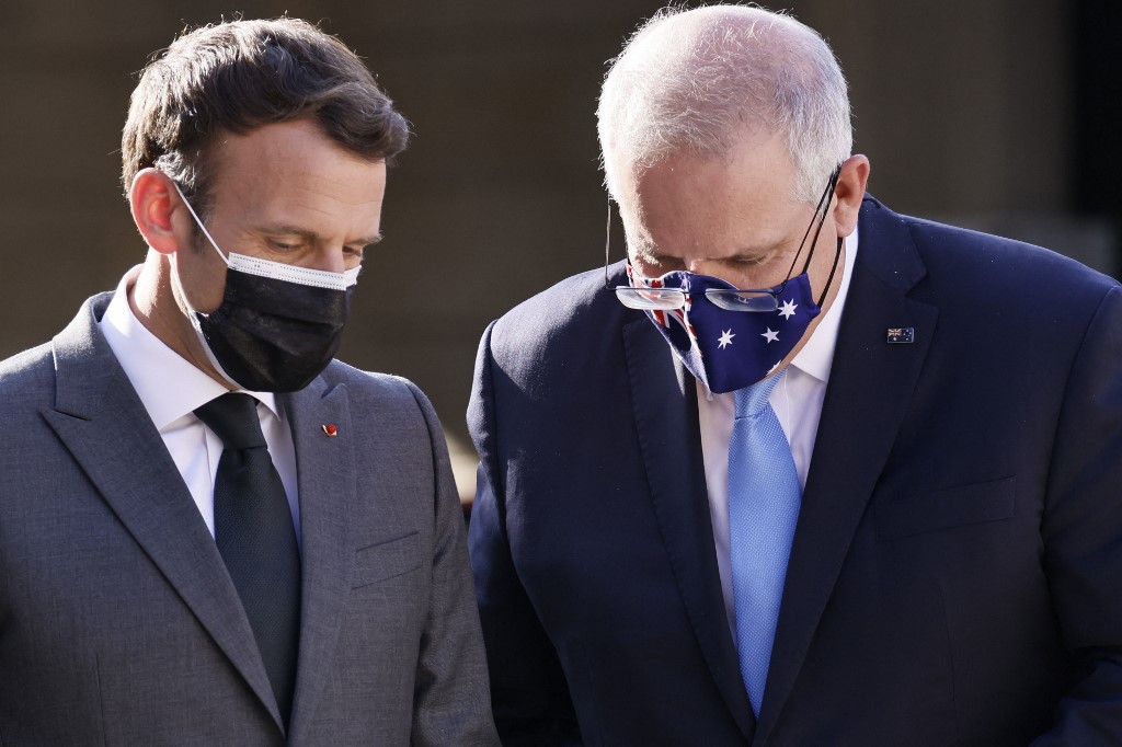 Le président français Emmanuel Macron (à gauche) accueille le Premier ministre australien Scott Morrison au palais de l'Élysée à Paris le 15 juin 2021. (AFP)
