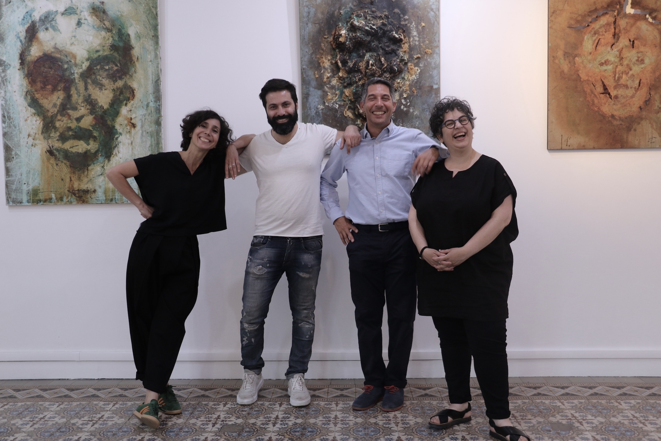 Les artistes Joelle Dagher, Mahmoud Halabi, Mahmoud Akhal et Johanna Saadé à la galerie Ménil'8 où ils exposent leurs oeuvres et leurs regards sur la guerre civile libanaise. Photo Anne Ilcinkas