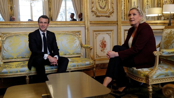 Emmanuel Macron participe à une réunion avec Marine Le Pen, dirigeante du Rassemblement national d'extrême droite, à l'Élysée, à Paris, le 6 février 2019. (Reuters)