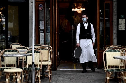 "Il faut remettre la machine en route, réapprendre le numéro des tables", ajoute en plein ménage Cyril, chef de rang.(AFP)