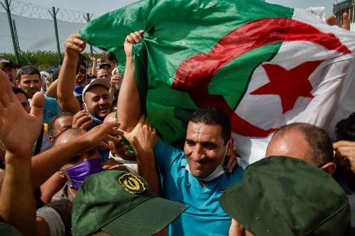 L'opposant Karim Tabbou, figure du Hirak, salué à sa sortie de prison le 2 juillet 2020 (Photo, AFP)