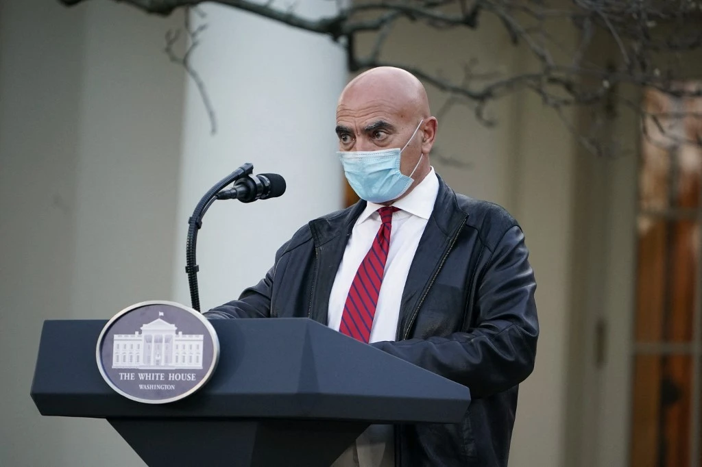 Le Dr Moncef Slaoui en conférence de presse, le 13 novembre à Washington (Photo, AFP).