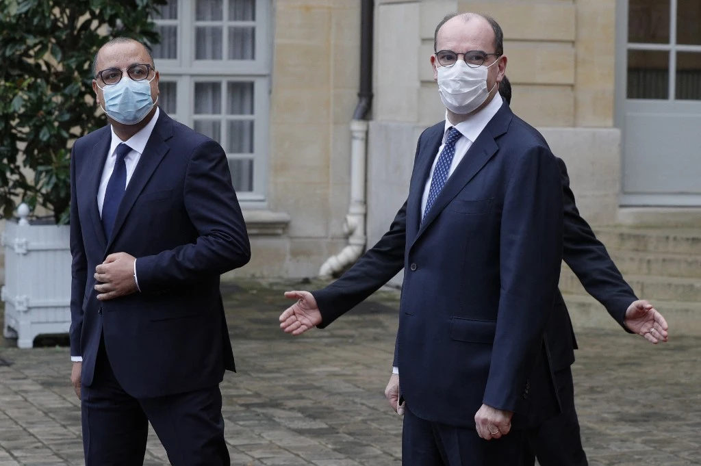 Le Premier ministre français Jean Castex (à droite) accompagne son homologue tunisien Hichem Mechichi après une réunion à l'hôtel Matignon à Paris le 14 décembre 2020 (AFP)