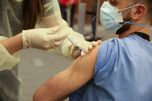 Un médecin reçoit une dose du vaccin Pfizer-BioNTech au Centre médical universitaire américain du Liban dans la capitale Beyrouth, le 14 février 2021 (Photo, AFP)