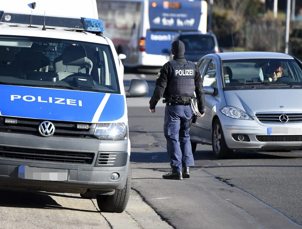 L'agresseur a été interpellé, a précisé la police assurant qu'il n'y avait aucun danger pour la population
