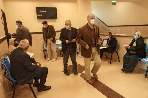 Des Palestiniens attendent de recevoir une dose du vaccin russe Spoutnik V COVID-19 à la clinique Sheikh Redwan de l'Office de secours et de travaux des Nations Unies pour les réfugiés de Palestine (UNRWA) dans la ville de Gaza le 16 mars 2021.(Mohammed Abed/AFP)