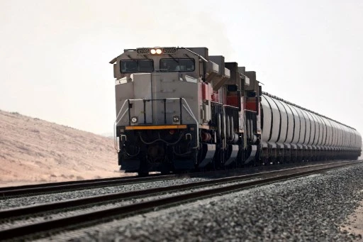 Un train du réseau Etihad Rail, à al-Mirfa, aux Émirats arabes unis. Etihad Rail, une fois achevé, traversera une piste de 1 200 kilomètres qui reliera tous les émirats - de Ghweifat dans la région ouest d'Abou Dhabi à l'émirat de Fujairah sur la côte est ainsi que l'Arabie saoudite voisine. (Giuseppe Cacace/AFP)