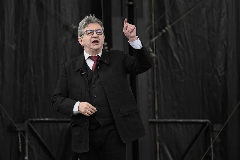 Attentats et présidentielle: Mélenchon suscite l'indignation, attaque l'extrême droite