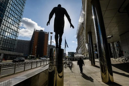 Un homme passe devant les bâtiments de la Commission de l'Union européenne. (AFP)