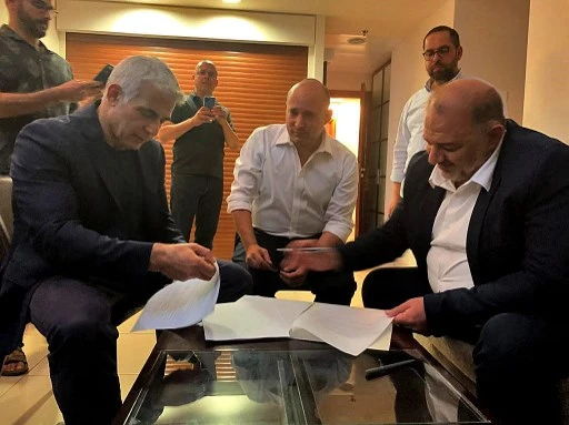 Lapid rallie les anti-Netanyahou et offre à Bennett la tête d'un gouvernement