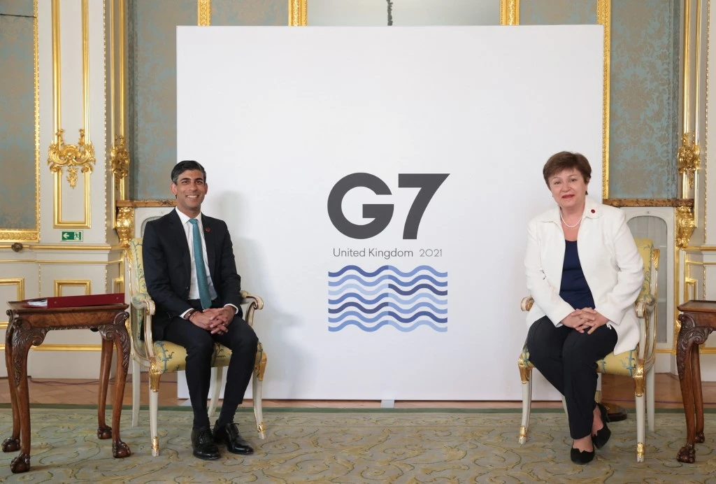 Le chancelier de l'Échiquier britannique Rishi Sunak (à gauche) rencontre la directrice générale du FMI Kristalina Georgieva (à droite) à Lancaster House à Londres le 3 juin 2021 à la veille de la réunion des ministres des Finances du G7. HANNAH MCKAY / POOL / AFP