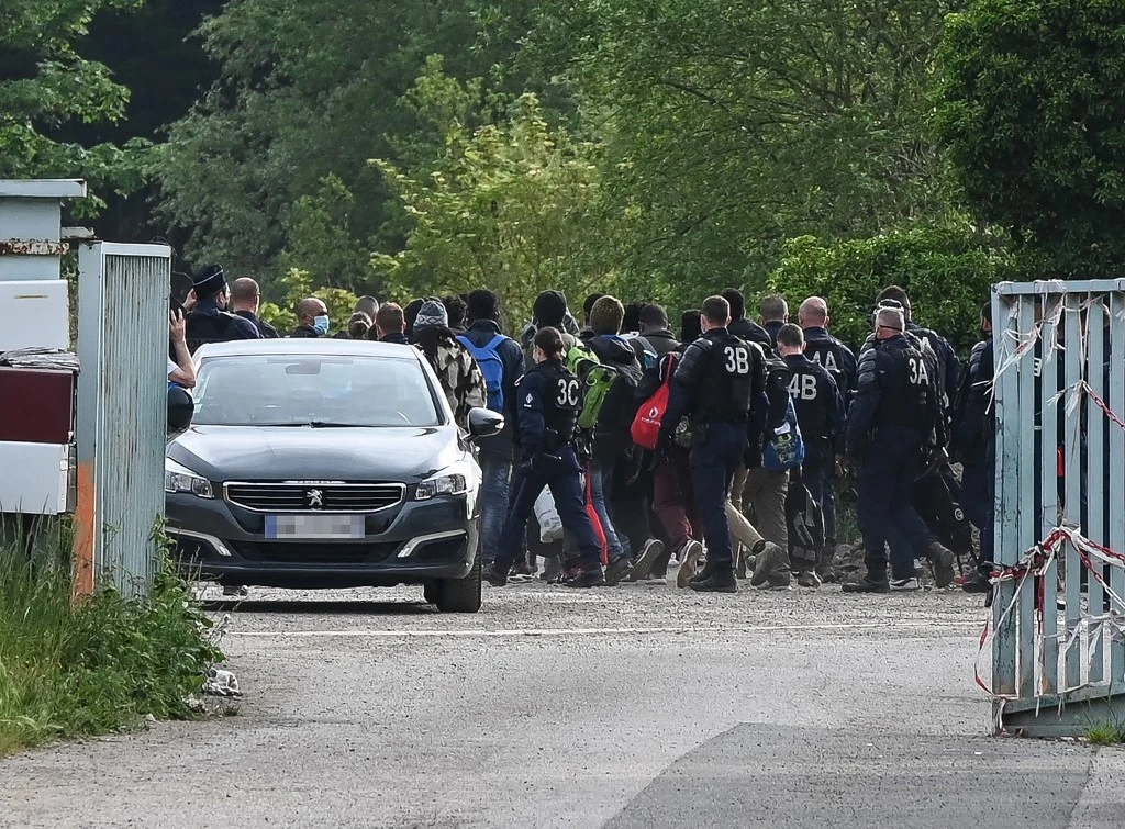 Calais: manifestation contre les arrêtés interdisant la distribution de nourriture aux migrants