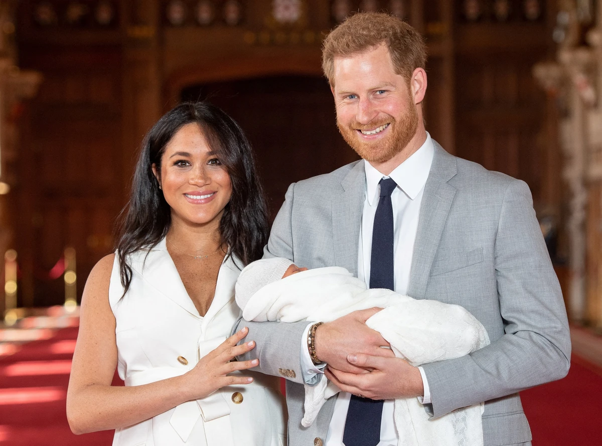 Le prince Harry et son épouse Meghan Markle avec leur nouveau-né, Archie Harrison Mountbatten-Windsor, à St George's Hall au château de Windsor, à l'ouest de Londres, le 8 mai 2019 (Photo, AFP)