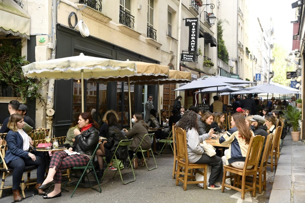 Les premiers touristes américains de retour à Paris