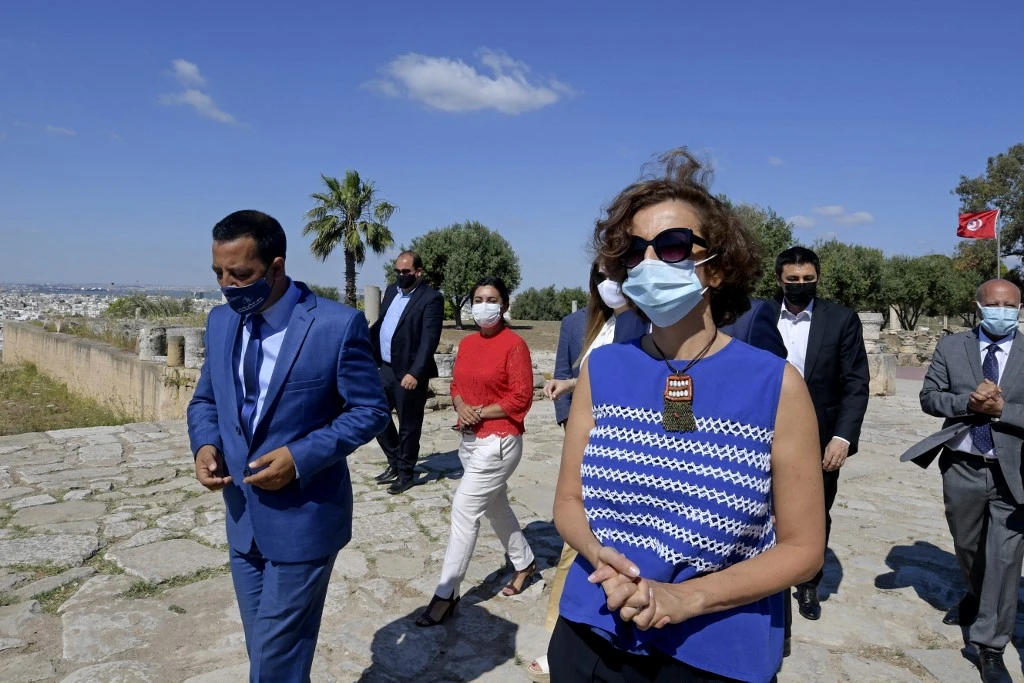 La Directrice générale de l'UNESCO Audrey Azoulay (C) visite le site archéologique de Carthage dans la capitale Tunis le 8 juin 2021.(AFP)